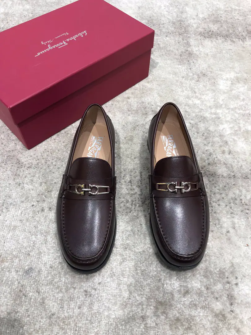 Pyragmud.FerragamoA man's fine leather shoes., The shoe is imported into the skin of the cow./Open the beads., Fine double button., In the skin of the watered cow., That's a big one., Standard Code39-44（38.45You're gonna have to do it or not.）, Current