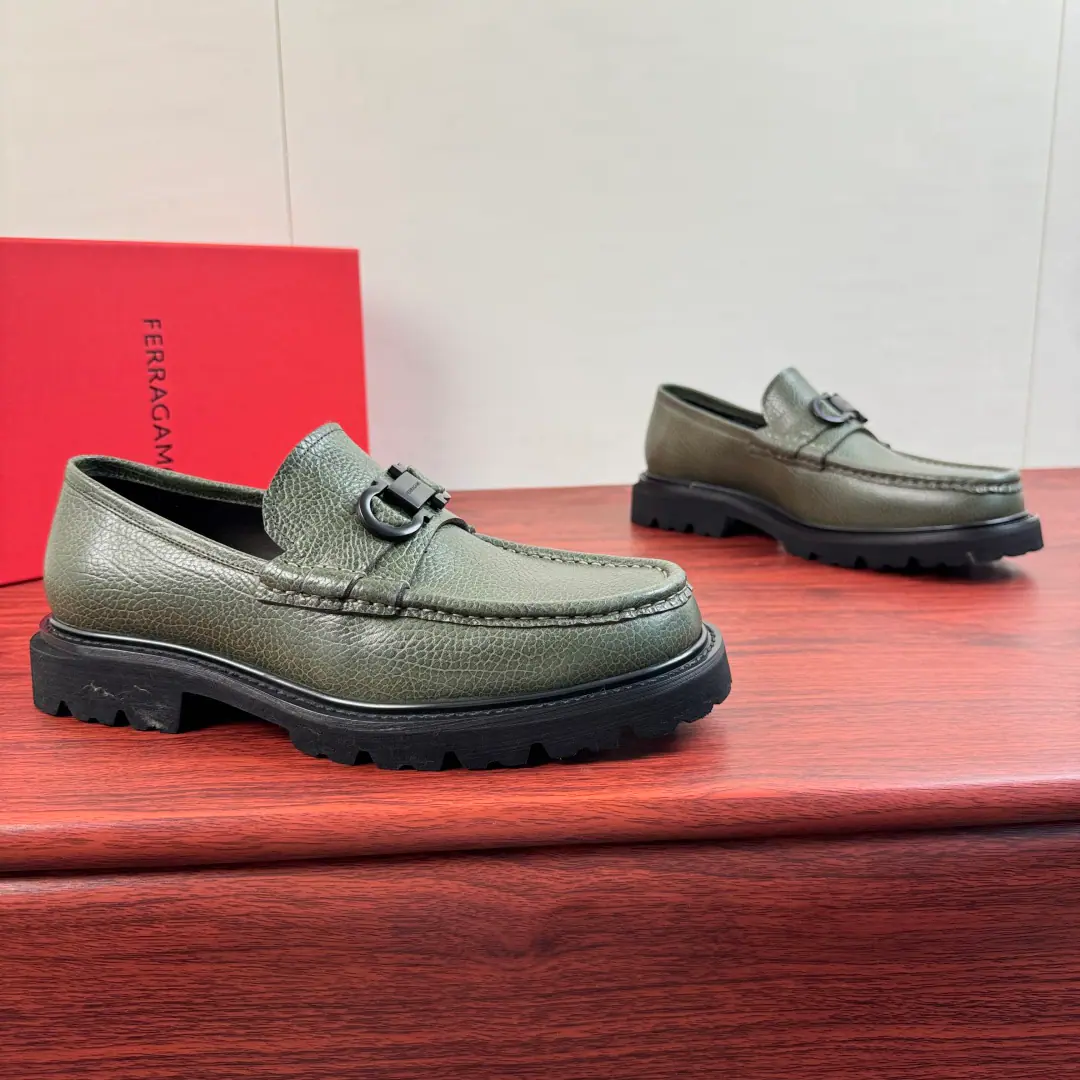 【FERRAGAMO】Pyragmud. GanciniI'm gonna get a big, fat, DeLaf shoe.！ The top-class single-barrel. The leather is full of pressure., Support comparison I'll kill every market to see the details.！！ This low-class recreational shoe is made of high-quality pure-coloured leather leather., It's a homogenous leather mosaic. It's a classic.GanciniMetal button. It's inspired by the style of frothy shoes of the '90s., Secrecy process, The rough marks are all western.. And the manly charm.！With light rubber soles., It's got edges and custom ditches on it.. In the skin of the calf., The leather material looks at the details., It's a great quality., Light air., Jane's about 100 feet., Original Box Packaging Size: 39-40-41-42-43-44Skins size.（Customable38.45） The cargo.: 35360-5 Green