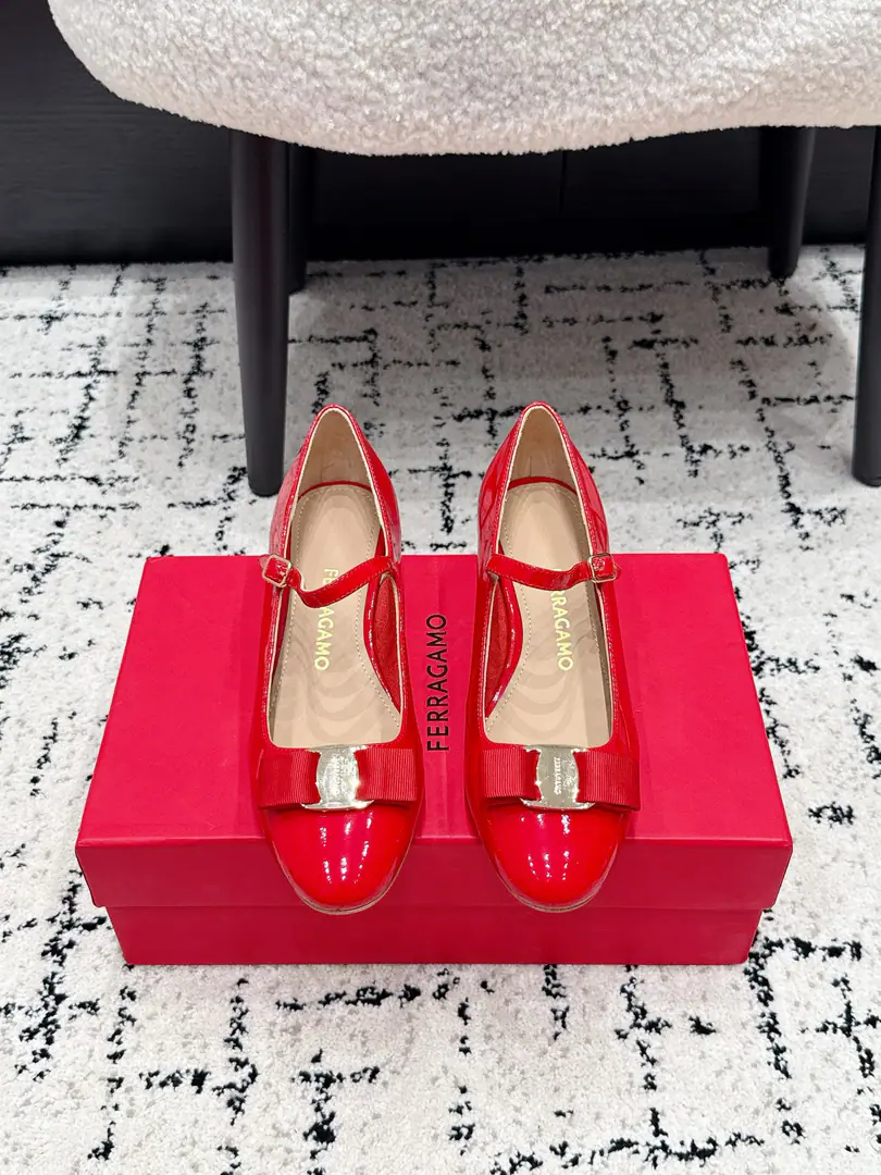 Ferragamo Pyragmud. 26/ Spring and summer butterfly is a big-ass pair of heels. The classics are undefeated.！Signal butterfly knots.！- Heel-tone shoes. Re-exact with a simple classic design It's a symbolic bow. It's a special shoe for all kinds of occasions. Eternal classics. ✔️Fabulous.: The original imported little paint. ✔️Uchi.: Lamb skin. ✔️Otsumi!: Italian imports are so thick.！ ✔️He's tall.: 3.5cm ✔️Size: 34-42（34 40 41 42Do it.）