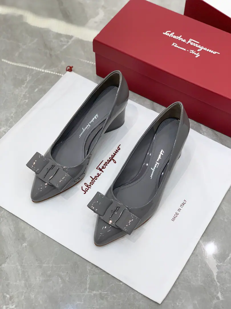 salvatore Ferraga*o ✔️Phila.*I want to see the new candy and the newest one.VivaBallet shoes.✔️ You're really high-valued.！This year's show.vivaThe pointy with the candy on the color., It's a little girl., ♪ The spring is full of breath ♪✔️Newly upgraded cortex cortex.🔝Add a stereo-sense sculpt effectLogoIt's more stylish.✔️ Teardrops and heel are inspired by it.Richard SerraA sculpture of the lineline lint.✔️VIVAYes.VARAAn upgrade of classic shoes.✔️BingVARAMore young., Keep up with the trend.. Change your pointy shoes., But it's not a scratch., Because it is.DThe blogger says:, It's more thin and thinner.！The new version of the bow is bigger than the original., The outline is even clearer., Choose the same color and material as the heels., The whole shoe looks simple and stylish.. The drip and the design have stopped the heavyness of the heel. Fabulous.: Cow-painted skin. Uchi.: In the sheep's skin. Otsumi!: That's a big one.. Codes: 34/35/36/37/38/39/40（34.40Do it.） He's tall.: 2cm /5cm