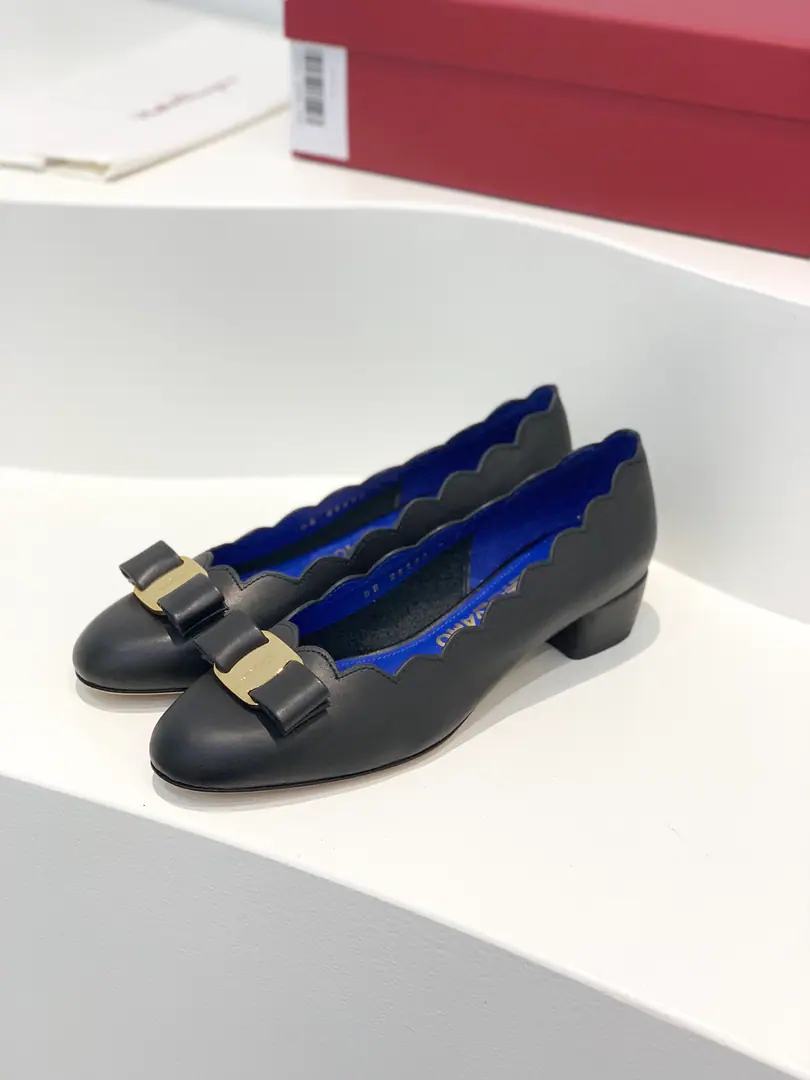 salvatore Ferraga*o ✔️Phila.*A new one.varaSingle shoes on the shallow side of the wave of a series of fan waves✔This shallow shoe is shaped with a special fan wave edge., Add new ideas to the classic shoe type.😍Don't look too good on your feet., It's a hundred sets and a lot of comfort.✔ Fabulous.: Importing cow skin Uchi.: 🐑In the sheep's skin. Otsumi!: That's a big import.. Codes: 34/35/36/37/38/39/40 （34. Custom without re-offer） He's tall.: 3.5cm