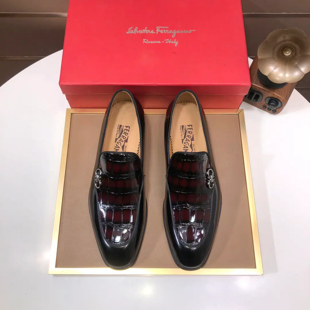 Plant 【Ferragamo/Ferragre.】The latest money in the cabinet. The original imported cow-coloured fabric.+🐂In the skin of the sheep.+Original Luxury Metal Buff+Original Group Bottom No pressure on comparison 38–45(45I'll make sure I don't change it.)