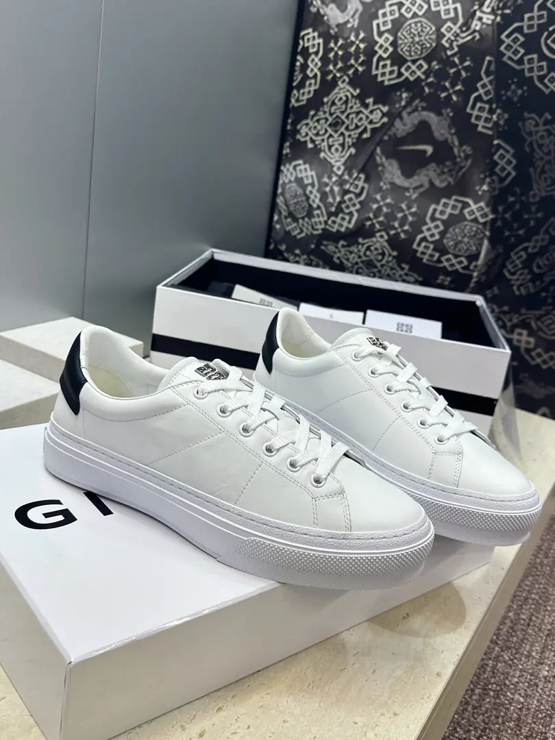 Plant prices: Female size Men+20 Top GIVENCHY 2026Spring and summer's classic couple money with four seasons of leisure shoes. The Kifansi alphabet.logoThe hardware is tied to the bottom of the round and the colored sports skateboards. Material:I'll import a cow's skin on my shoe.+In the skin of the watered cow.+Original OpenTpuOtsumi! Size: Female size35-41(40.41Custom without re-offer) Men38-46(38.45.46Customize or not change）