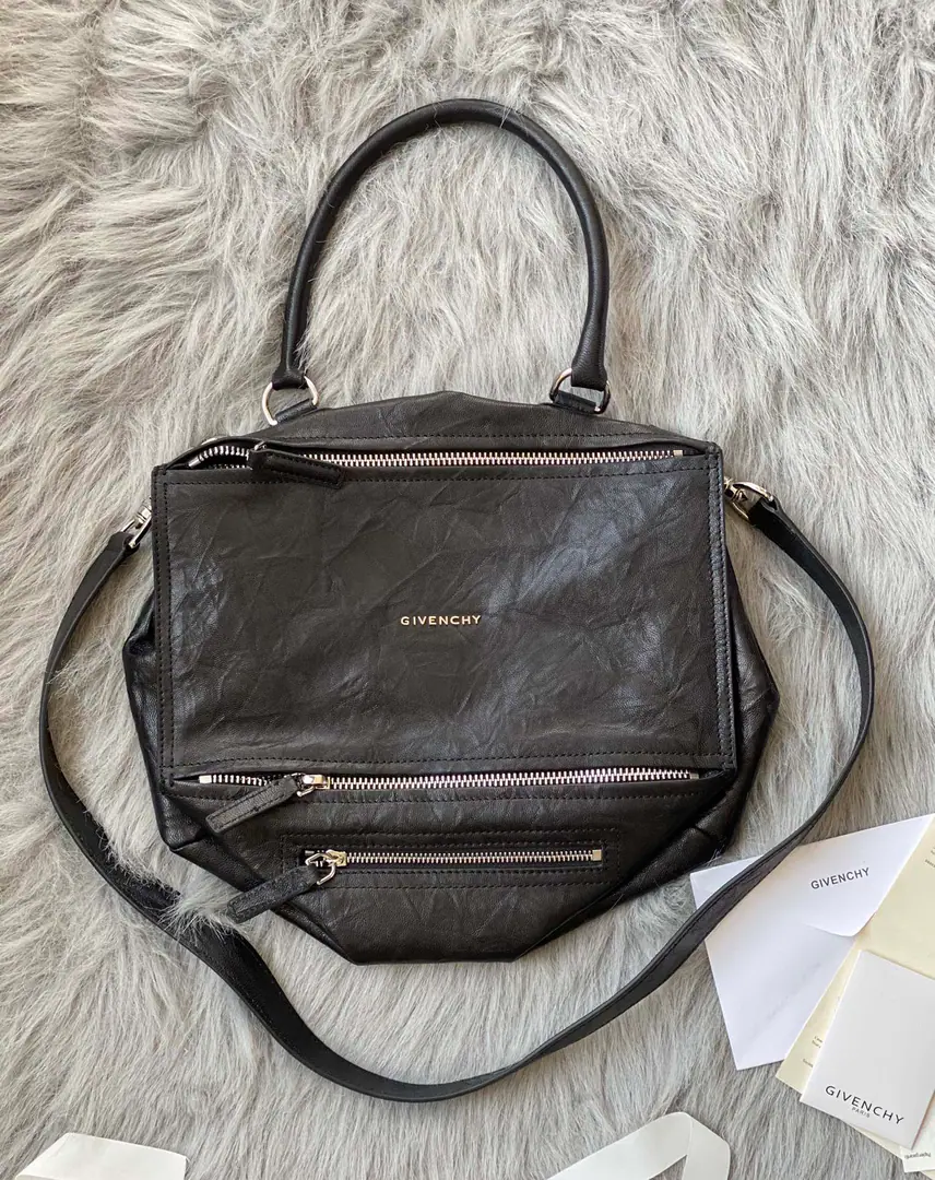 Batch GIVENCHY PANDORAThe Chifan Shi Pandora box.. The skin is soft and delicate., The canvas is inside., There's plenty of partitions.. With a disassembleable canvas wide shoulder belt., Reverses are diverse., It's a very practical one.. Dimensions: 33x16x16cm
