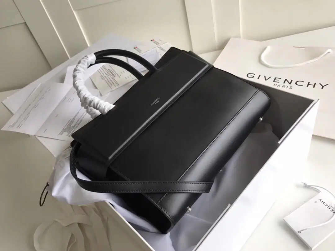 Batch. givenchy Kifanshi.Horizon Flat-faced light skin The handles and the straps match. Prescription of gold-plated hardware accessories It's a built-in mobile bag. Disableable Super-functional. Medium: 27*24*14