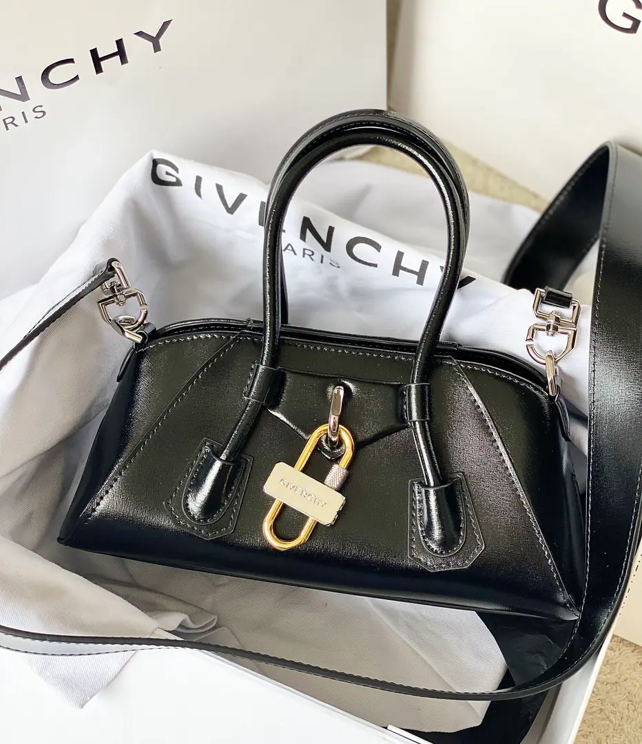 Batch 🇫🇷French.GThe latest mini-middle.Antigona stretchHandbag., It's a silver and gold all-skinned hardware., DisassembleableLOGOPut your shoulder belt on., ♪ Skin of a cow ♪, High-level, high-quality., Simple and fashionable., We're taking a variety of social occasions into consideration.🥂 Dimensions: 22*12*8