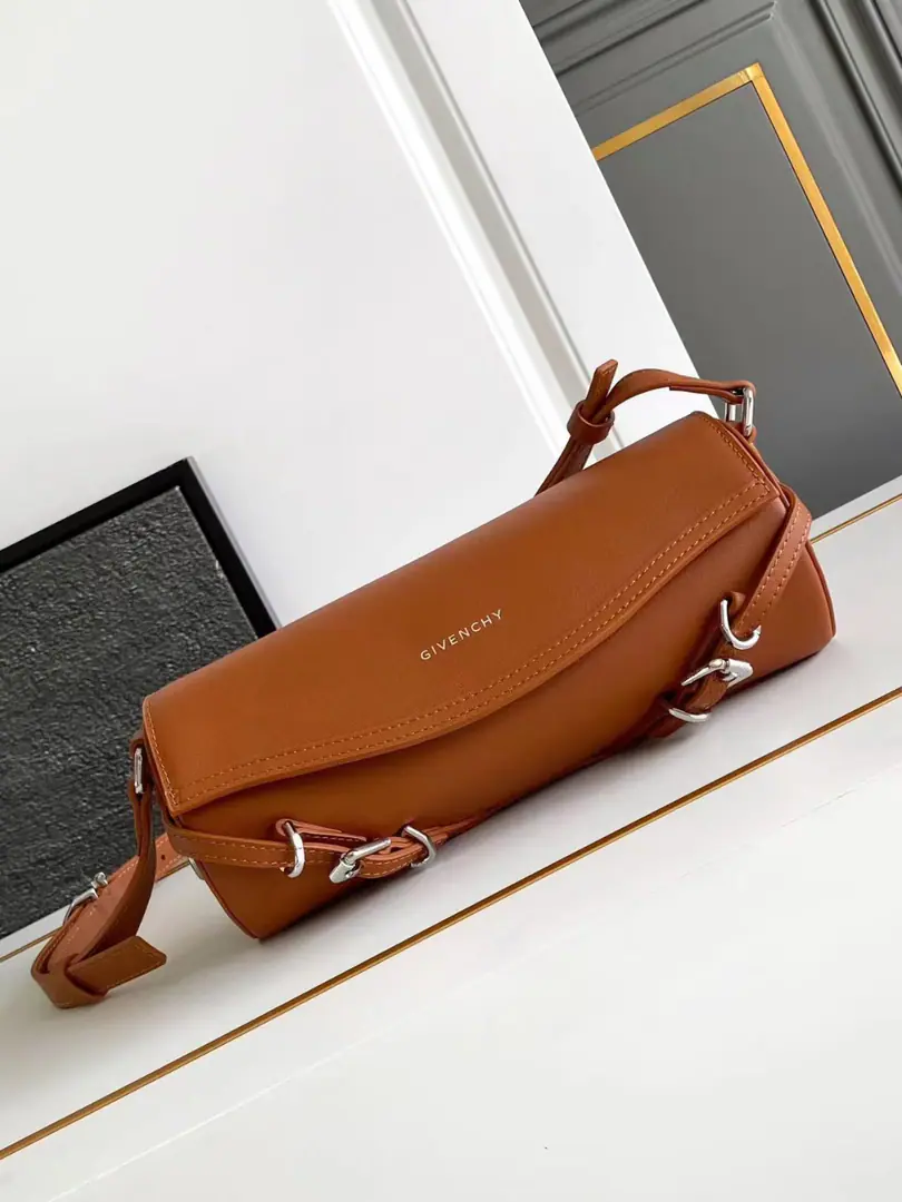 Batch. Givenchy Voyoucylinder bag（Original factory skin） Newly introduced latest handbagvoyou roller, It's so unique and light., You're the only one who can do it.🤔Soften leather！All steel hardware.！ Dimensions: 25*10*13 Search the number.: 19052