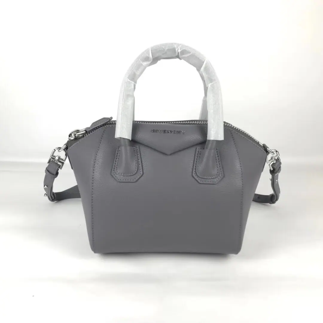 Batch. The Chifanzi car is wrapped in goats. Ashes AntigonaHandbag Top zipper., There are two handles on the top. Headset sticker. Dismantled shoulder belts. Silver hardware accessories Internal zipper pocket. Ruler23CM