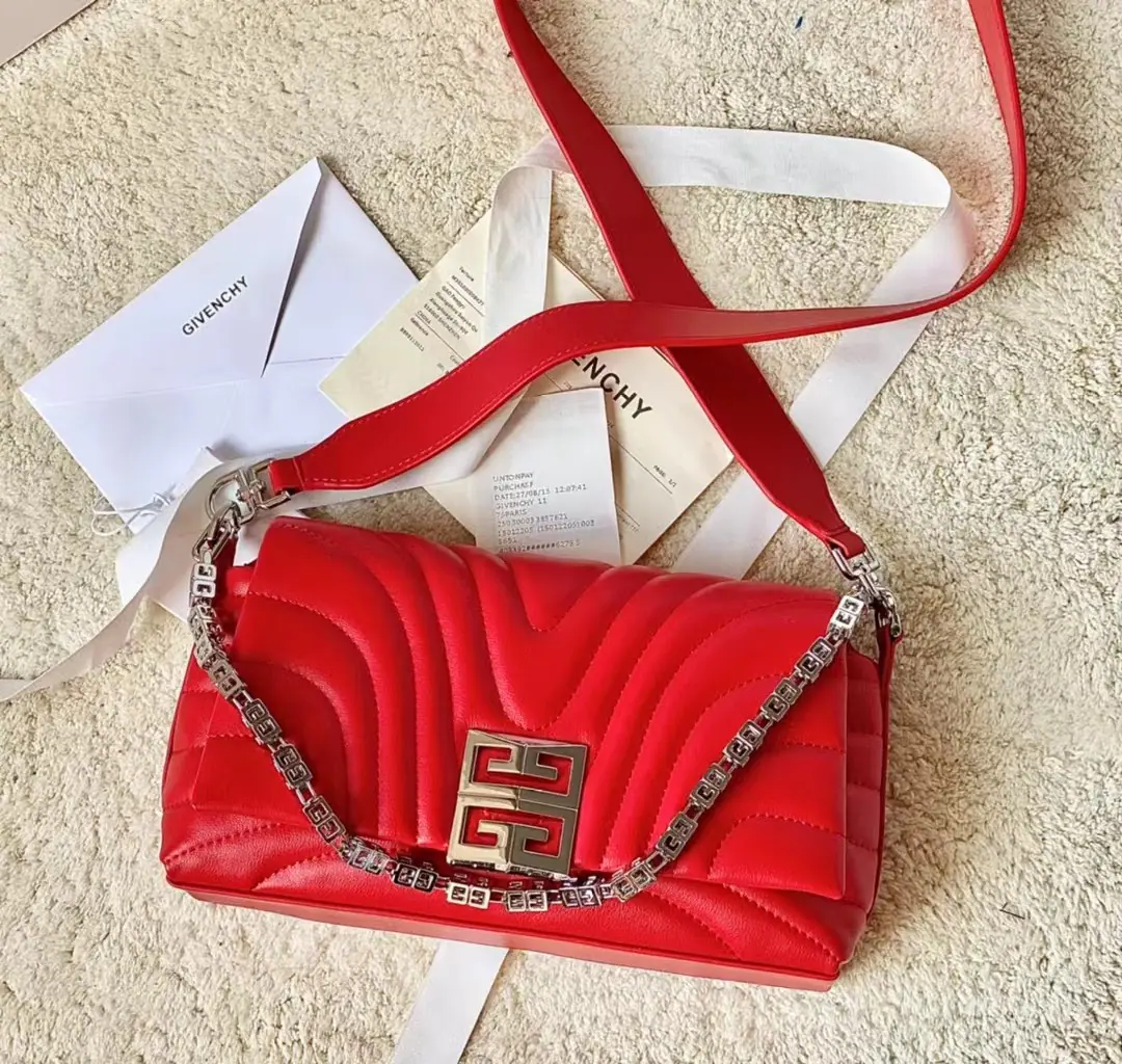 Batch Top First ListGivenchyThe latest Queen's., 4GSOFT BAGUETTE The latest stunbag., Classic and fashionable..For everyday life and for white collars. Use full steel hardware. Top sheep skin. Only by being copied. Never been overtaken. You know what you're doing. size: 25*15*6