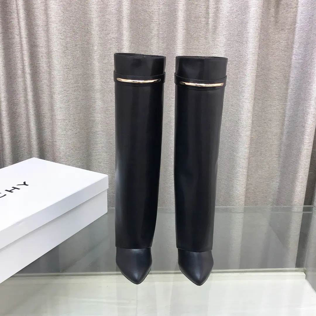 Top Version（Make a deal.） GIVENCHYKifanshi.SharkThe new series of straight boots with a pair of leather boots. ✨Original1:1Development, The legs are covered with leather beams., With a metal clip, carved.GIVENCHY LOGO, Pointy-heading shoes., Straight boots., Designing 100 sets., The layout's comfortable., Cover the slopes and...9.5cm ✨Fabulous.: Cow leather., Liner: Lamb leather. ✨Codes: 35～42
