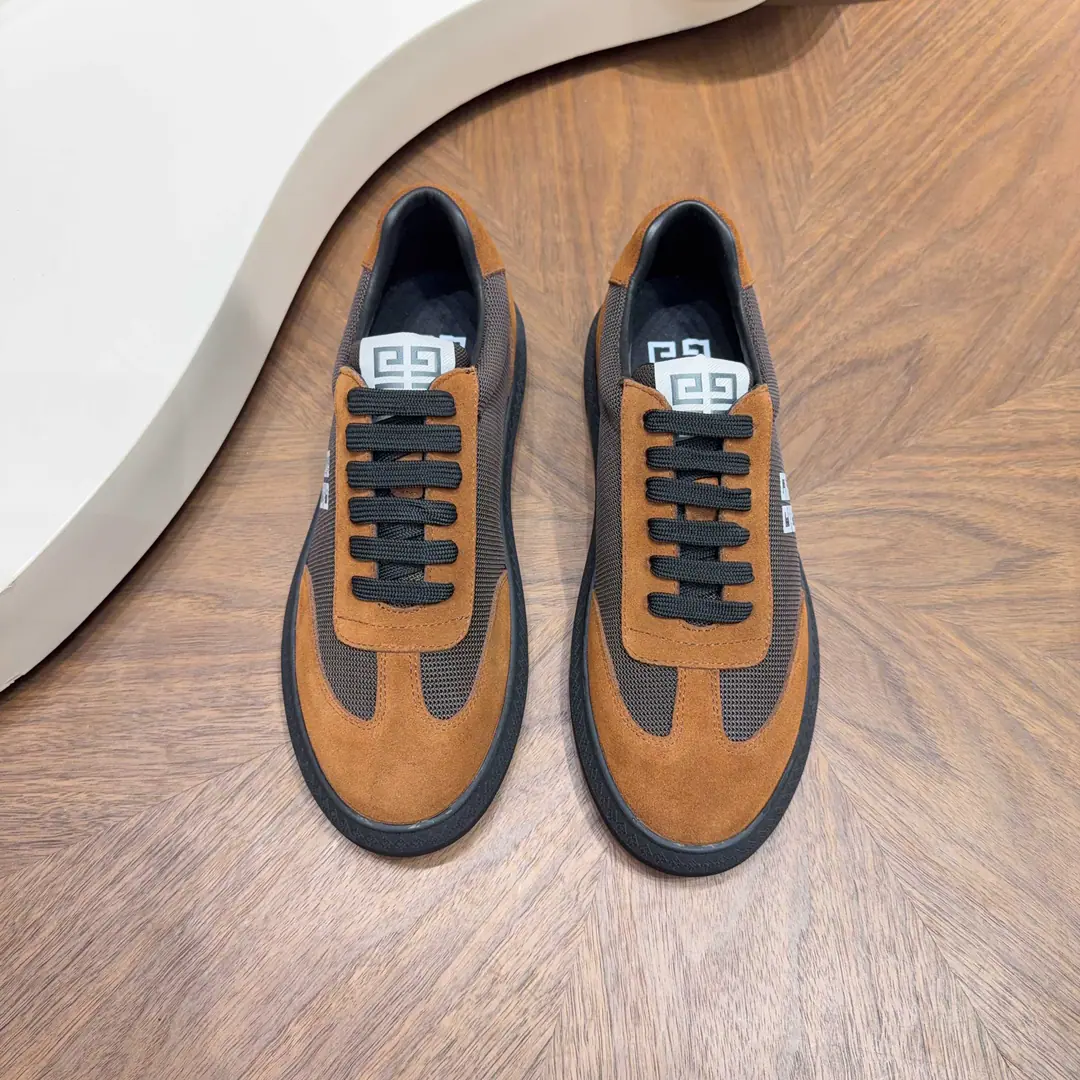 Givenchy/Kifanshi. New man leather swipes sneakers. This sneaker uses soft net-faced shoes., It's delicate., Stylishly soft and flexy., Embedded hidden suture details, The side of the dress has a brand name.logoLetter logo. It's a classic pair of double-coloured rubber shoes., Empty glue bottom suture process, It's not gonna get out of there., Comfortable and light and less shock.. The same shoe-faced shoe with a tongue.4G logoMarking, To show the spirit of the Brahma., It's a pair of cattle and skin., The logo, the cow's skin and foot., Four seasons., The upper foot is comfortable.！Full packaged dustproof bags！ Codes: 39-40-41-42-43-44（38.45Make a reservation.）