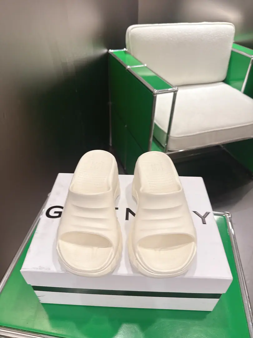 GIVENCHY The Chevy Cotton Slurpy and the slippers. ‼️ Fire-Blowing Global insA pair of hands. These.marshmallowShoes., Design is a huge wave.！- The long legs line.✔️The slopes and the designs are steady. And comfort. It's a pleasure to meet every occasion and wear..He's tall.10cm Pull up and set up. TPUEnvironmentally friendly rubber material Codes: 35-40