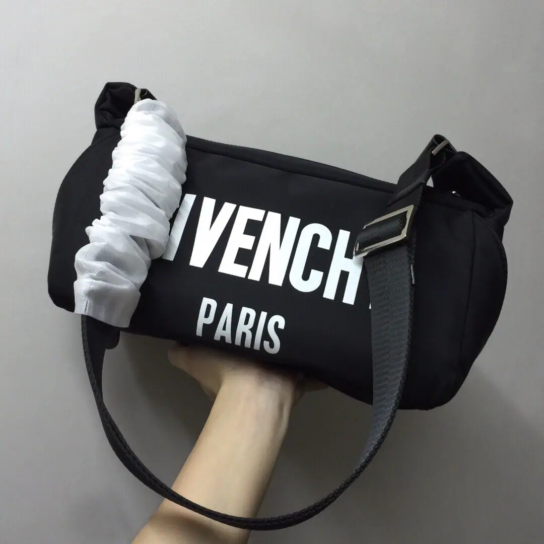 Batch. GIVENCHYThe Chifanzi male slashed his chest./Single shoulder bag.（size:30x15x15cm）I'm tired of my shoulder bag.？Then try it., Quietly., Yes.4A zipper., It's a big, big capacity..