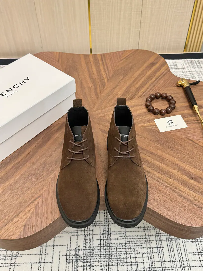 Get out of the factory. Givenchy High Quality Top-level craft Kifanshi. Sync original plant configuration, Italian imports of cattle and flour., A private model of the whole shoe parts., Soft and comfortable mats inside the cow's skin., Shoes under the sole.: The original factory is super comfortable with the original., The original factory and the single., Welcome to the comparison., Codes 39-44 (Make a reservation. 38 45 46 )