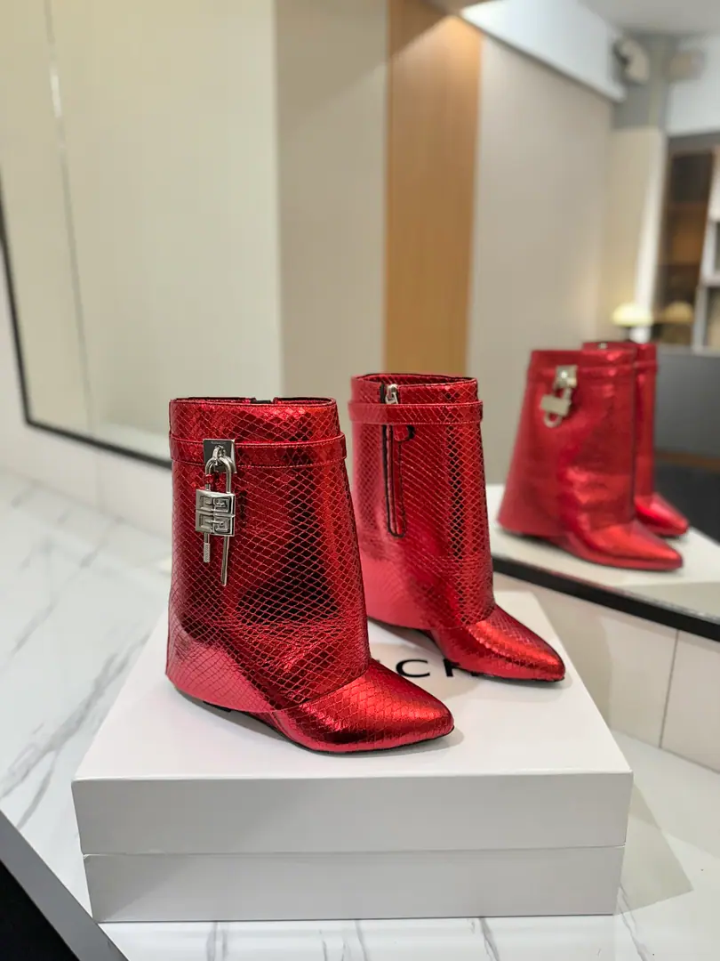 Counter-grade custom version GIVENCHYKifanshi. Shark Lock Series Hang on. Short boots. New paragraph, Marketed maximum version👍👍👍 Kifanshi. Lock button The whole fashion circle.‼️ Original development shoe super-generate ‼️Highest Return Shoes ‼️ It's very packaged. Thin. Advanced Super cozy. ‼️ Shoe.: Snake skin. Uchi.: Cowskin. Customize private template logoLogoLock button The buttons are pure silver., Pure gold., The gold and silver mix., Just put the notes on the list. Heel.: Private Templates He's tall.8.5cm Otsumi!: That's a big import. Codes: 35-40【34.40/41:42/Custom without re-offer】