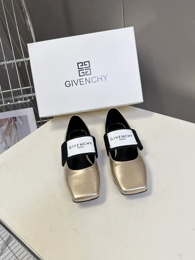 GivenchyThe same thing as the Qifan Shinan.Sliced SquareA ballerina flats. The superstar fashion masters grow grass. Cutting Head, Easy and elegant.. It's a combination of style and extreme comfort., Flexure tape”GIVENCHYPARIS“Marking, Personality.. With skirts and suit and panty pants., It's perfect for the grace of ballet shoes in different styles., Take pictures of the film. The shoes were imported in original form and painted./Mirror cow skin., I'll put my foot on the skin inside., ItalyAThat's a big one.Size: 35-41（40.41I'll make sure I don't change it.）