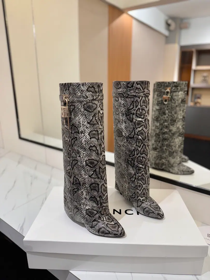 Counter-grade custom version GIVENCHY❷0❷❹/𝐒𝐒 𝐧𝐞𝐰 New high and boots., Marketed maximum version Kifanshi. Lock button The whole fashion circle.‼️ Original development shoe super-generate ‼️Highest Return Shoes ‼️ It's very packaged. Thin. Advanced Super cozy. ‼️ Shoe.: Snake. Uchi.: Cowskin. Customize private template logoLogoLock button The buttons are pure silver., Pure gold., The gold and silver mix., Just put the notes on the list. Heel.: Private Templates He's tall.8.5cm Otsumi!: That's a big import. Codes: 35-40【34.40/41:42/Custom without re-offer】