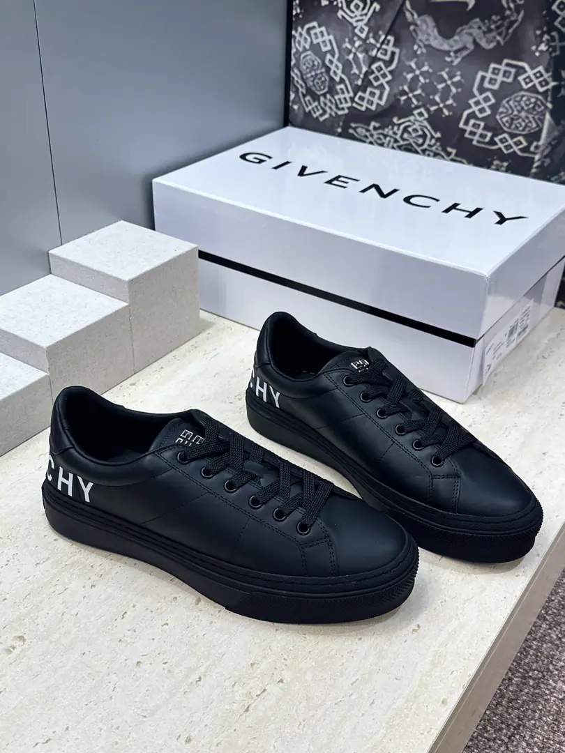 Plant prices: Female size Men+20 Top GIVENCHY 2026Spring and summer's classic couple money with four seasons of leisure shoes. The Kifansi alphabet.logoThe hardware is tied to the bottom of the round and the colored sports skateboards. Material:I'll import a cow's skin on my shoe.+In the skin of the watered cow.+Original OpenTpuOtsumi! Size: Female size35-41(40.41Custom without re-offer) Men38-46(38.45.46Customize or not change）