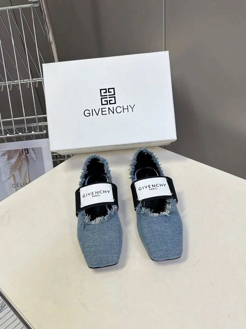 GivenchyThe same thing as the Qifan Shinan.Sliced SquareA ballerina flats. The superstar fashion masters grow grass. Cutting Head, Easy and elegant.. It's a combination of style and extreme comfort., Flexure tape”GIVENCHYPARIS“Marking, Personality.. With skirts and suit and panty pants., It's perfect for the grace of ballet shoes in different styles., Take pictures of the film. The shoes were imported in original form and painted./Mirror cow skin., I'll put my foot on the skin inside., ItalyAThat's a big one.Size: 35-41（40.41I'll make sure I don't change it.）