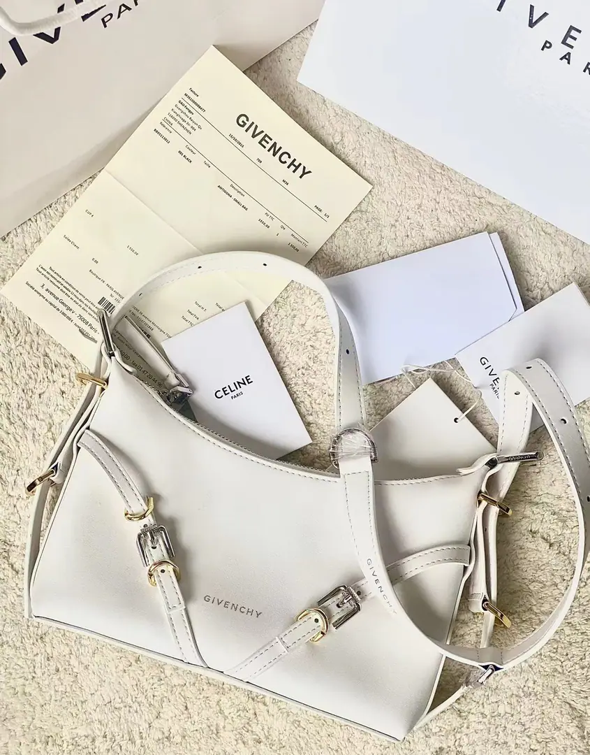 Batch Top First ListGivench*VoyouPut the armpit in your bag. Newly introduced latest handbagVOYOU, You're the only one who can do it.🤔Soften leather, Packet Simple, It's light and heavy. Shoulder belts can be adjusted at will. With cool, bike wind., It's a blast. It's a good-looking one. A proper dimpled Godpiece.+It's extremely functional.‼️ Dimensions: 24*18*3.5 Search the number.: 19928