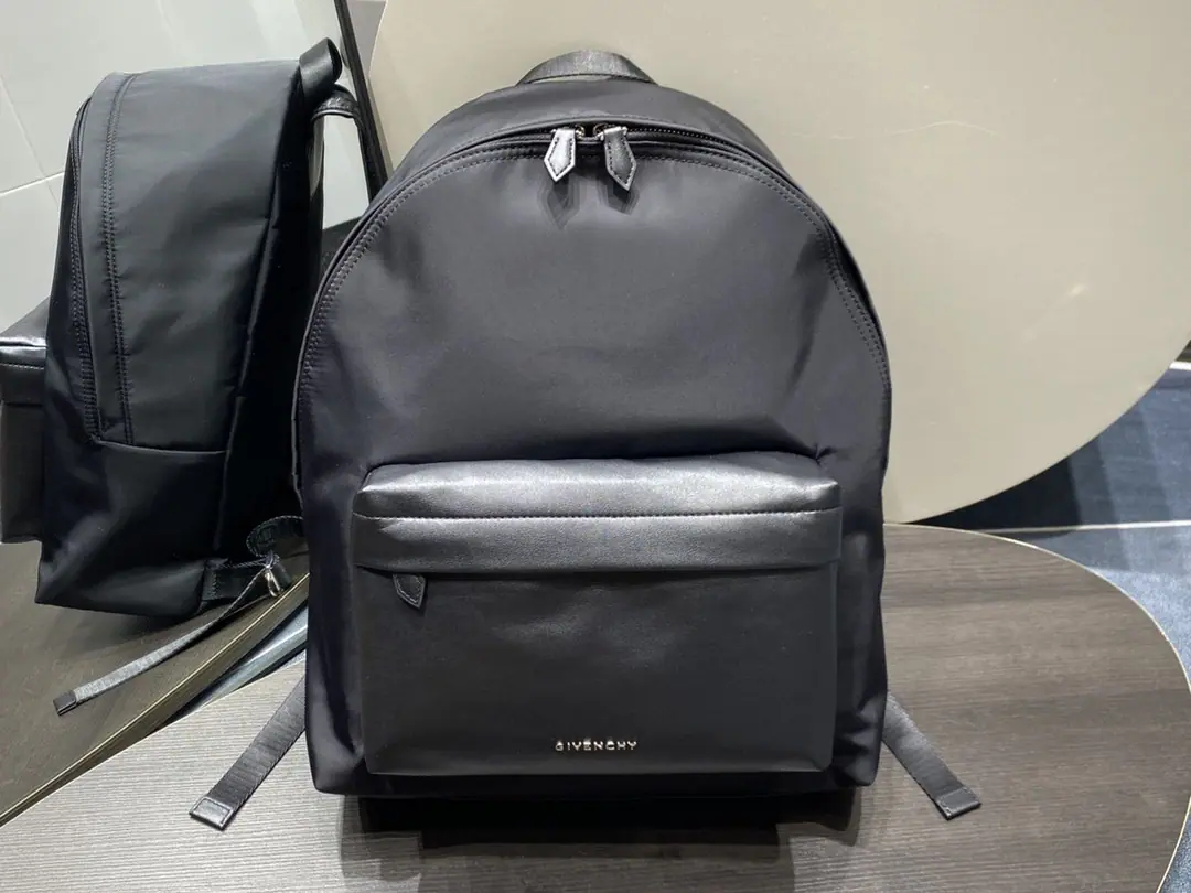 Batch Top First Class France🇫🇷Gifani's double shoulder bag. Synchronise update of cabinet, Men and women with a gender-neutral temperament, The nylon fabric is made with a cow skin., The reticence is good., Different from the market., The hardware is not marketed in gold., A comparison of the silver in the cabinet.. Dimensions: 35x9x45cm