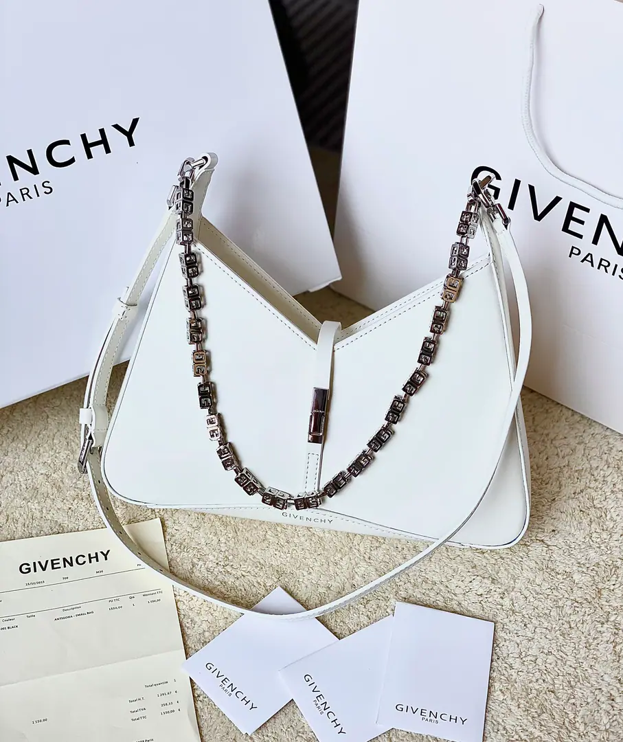 Batch Top First List📢🇫🇷French.GHome.2023LatestCut Out Handbag. Original French factoryboxPee. With bronze.4GThe hardware chain.⛓️ size: 29*23*6 Search the number.19119