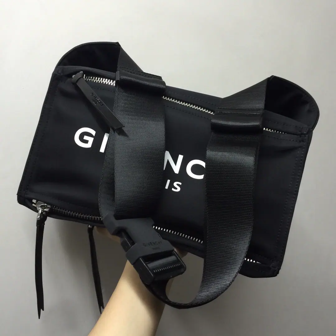 Batch. The Chifanzi male slashed his chest., It's been a few years.？Then try it., Quietly., It's a big, big capacity.. Shoulder length is the most adaptable92cm. Dimensions: 30x15x12cm.