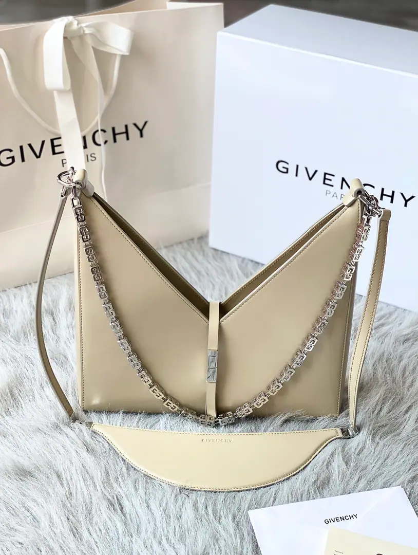 Batch 📢🇫🇷GivenchyThe new Qifanshi.VshapeCut Out Handbag. Original French factoryboxPee. With bronze.4GThe hardware chain.⛓️ size: 27*27*6