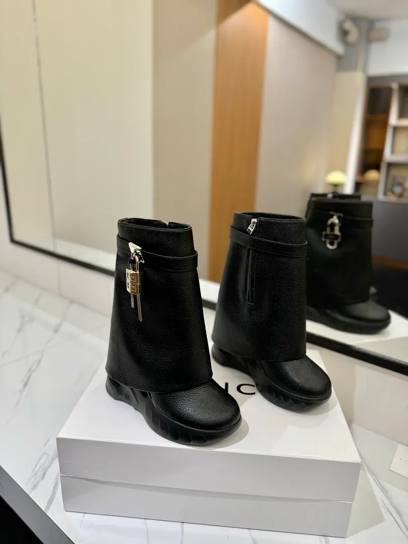 GIVENCHYKifanshi.2023New slope and lean shark boots. Fashion-brained boots., The Frenzy of the San Francisco. I'm a fan of my pants and boots., Increase, Thin. Classic version upgrades, Full-cut leather. It's a good thing., The Great Golden Construction Original1:1Development, The legs are covered with leather beams. Direct-winder design, No leg-scree. The side of the metal buttons is made of silver and gold. Asymmetric4G LOGOMetal lock Almond-shaped shoes. One slope and one...10.5cm, Front palm high.: 3.5cm ❶Fabulous.: Skins of a stump. ❷Liner: Bullskins. ❸Codes: 35～39（40, I'll make sure I don't change it.） ❹Packaging: The whole old package.