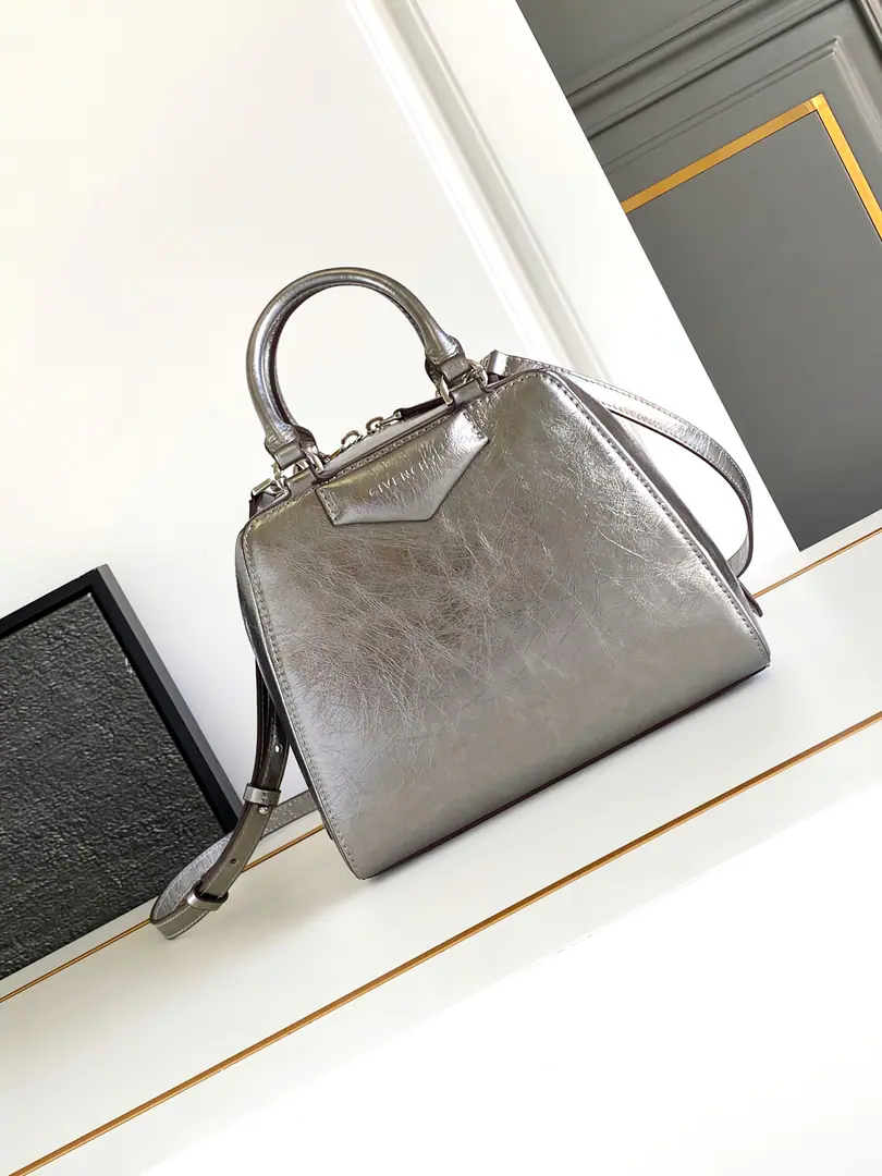 Batch. 🇫🇷GThe latest in the morning and autumn.Anyigona CubeHandbag., All steel hardware., Original factory skin, You can carry it., From commute to party., One pack is done., Fashion is a lot more than a couple of days.75！size: 13*19*22