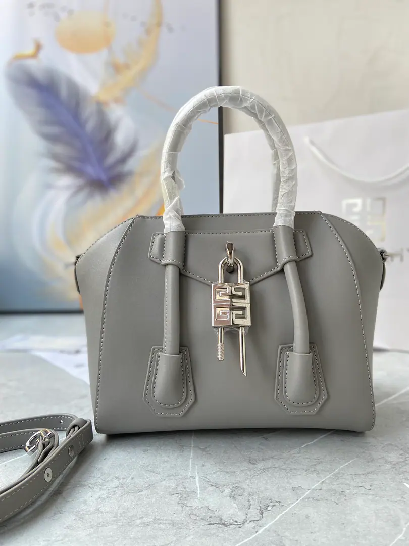 Batch GivenchyThe latest classic of the Kifwanshi.Antignoa！The geometry of the shape., It's hard to be unloved., We'll have to get out of the circle., Turn around and blow the money.！Both men and women.！♪ And you can cross ♪, Capacity practical！You must buy this bag.！Will you,！💘💘💘 Dimensions: 23x27x13