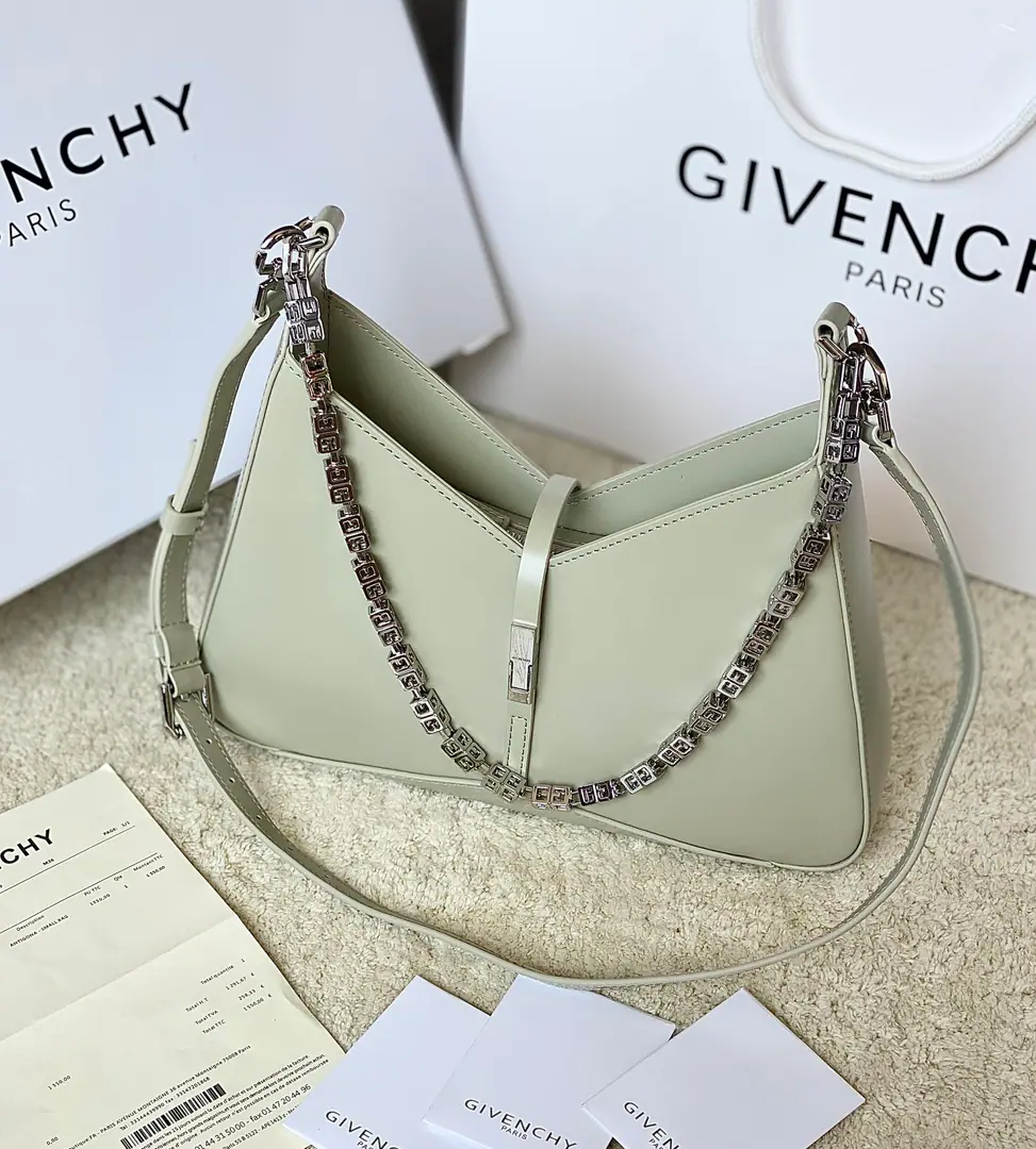 Batch Top First List📢🇫🇷French.GHome.2023LatestCut Out Handbag. Original French factoryboxPee. With bronze.4GThe hardware chain.⛓️ size: 29*23*6 Search the number.19119