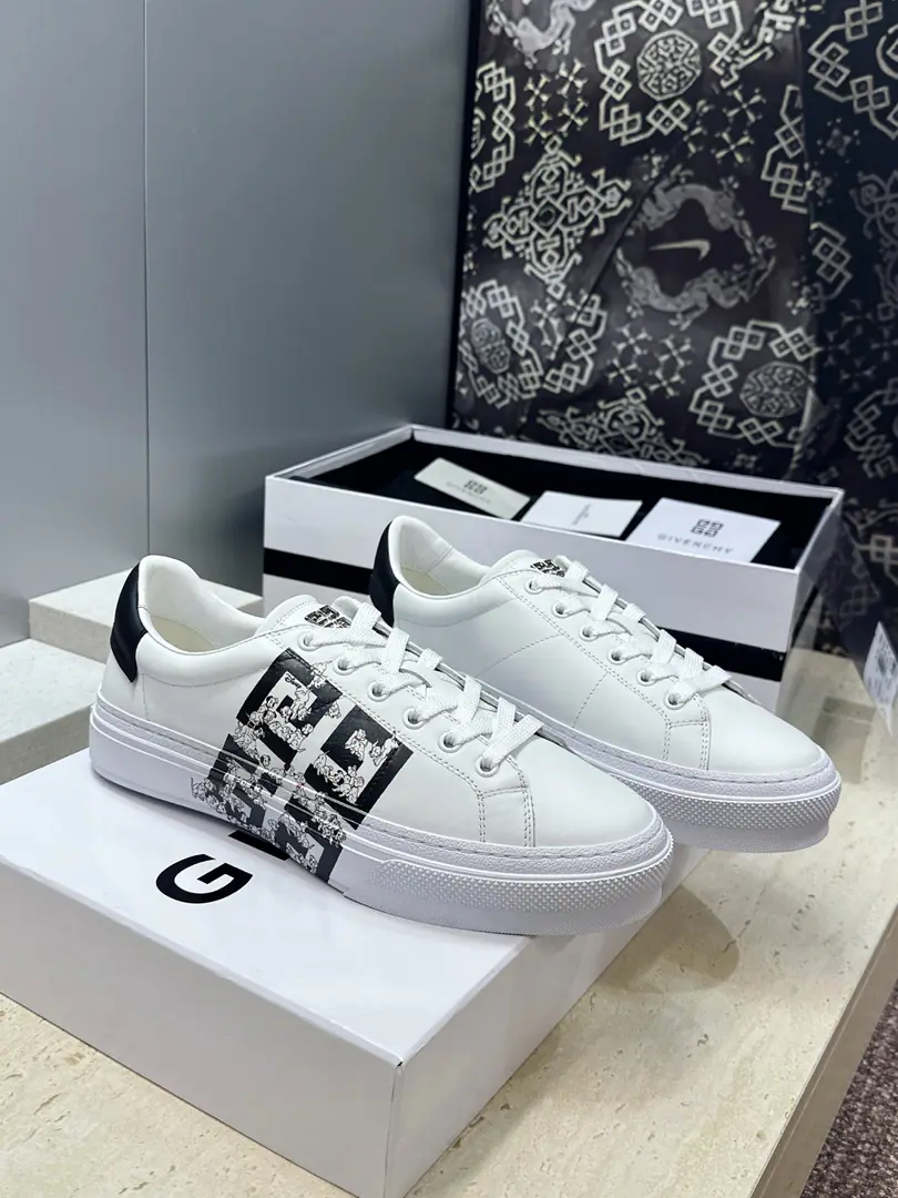 Plant prices: Female size Men+20 Top GIVENCHY 2026Spring and summer's classic couple money with four seasons of leisure shoes. The Kifansi alphabet.logoThe hardware is tied to the bottom of the round and the colored sports skateboards. Material:I'll import a cow's skin on my shoe.+In the skin of the watered cow.+Original OpenTpuOtsumi! Size: Female size35-41(40.41Custom without re-offer) Men38-46(38.45.46Customize or not change）