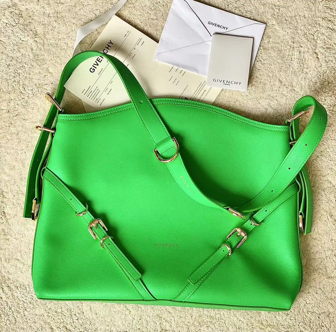 Batch Top First ListGivenchy VoyouPut the armpit in your bag. Newly introduced latest handbagVOYOU, You're the only one who can do it.🤔Soften leather, Packet Simple, It's light and heavy. Shoulder belts can be adjusted at will. With cool, bike wind., It's a blast. It's a good-looking one. A proper dimpled Godpiece.+It's extremely functional.‼️ Medium Size: Long40xHigh27xKuan6.5cm Search the number.: 19927