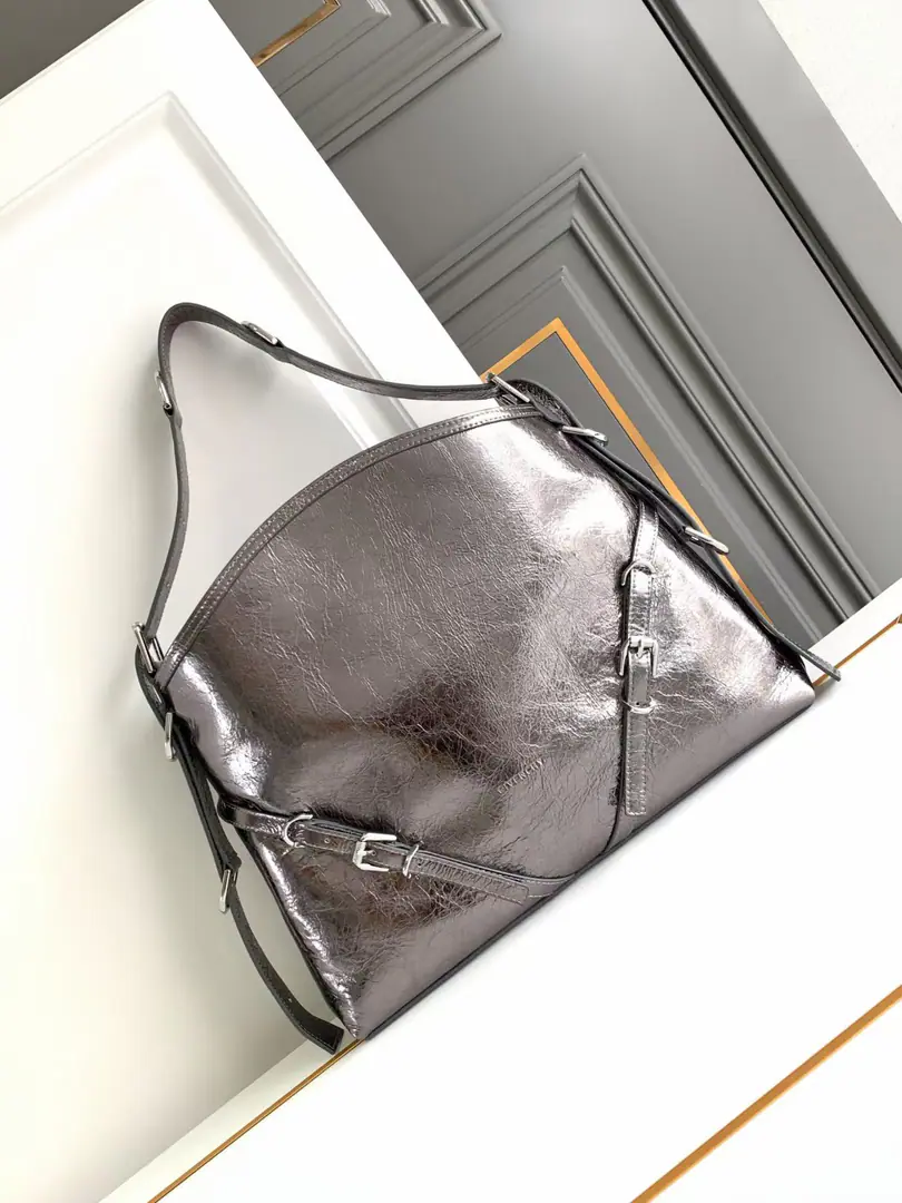 Batch. The top of the van Shige.VoyouPut the armpit in your bag. Newly introduced latest handbagVOYOU, You're the only one who can do it.🤔Soften leather, Packet Simple, It's light and heavy. Shoulder belts can be adjusted at will. With cool, bike wind., It's a blast. It's a good-looking one. A proper dimpled Godpiece.+It's extremely functional.‼️ Medium Size: Long40xHigh27xKuan6.5cm Search the number.: 19927