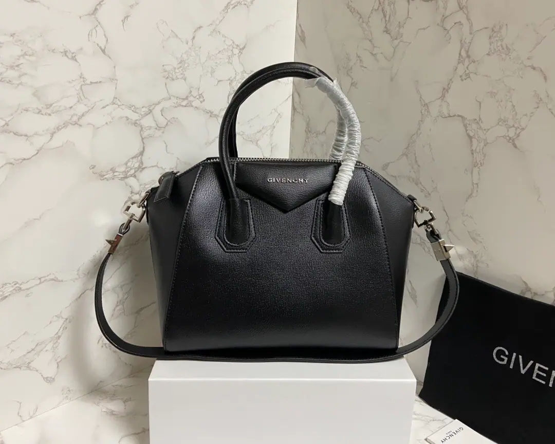 Batch Quit. GIVENCHYThe Gighus are the classic goats of the brittle., ♪ The silver and silver ♪, You're a delicate one., You're not going to experience it yet., Dimensions: Small28Cm, Big number.33Cm