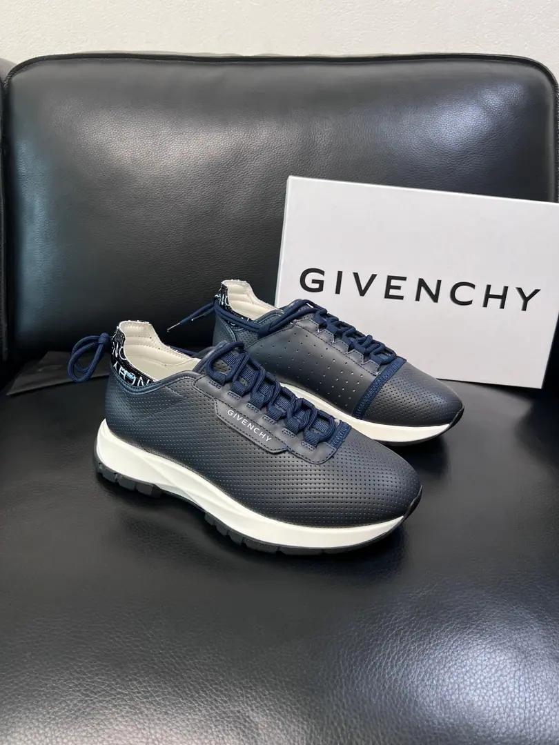 ⚠️Just change the code and don't back off.⚠️ Givenchy High Quality Kifanshi. Top-level craft The cabinet is new., The shoes are for the pastry., Imported rinded cattle mats., Shoes under the sole.: The original plant is used for the original base., It's super comfortable to be a sole-acting base., The original factory and the single., High Quality, Welcome to the comparison., Codes 39-44