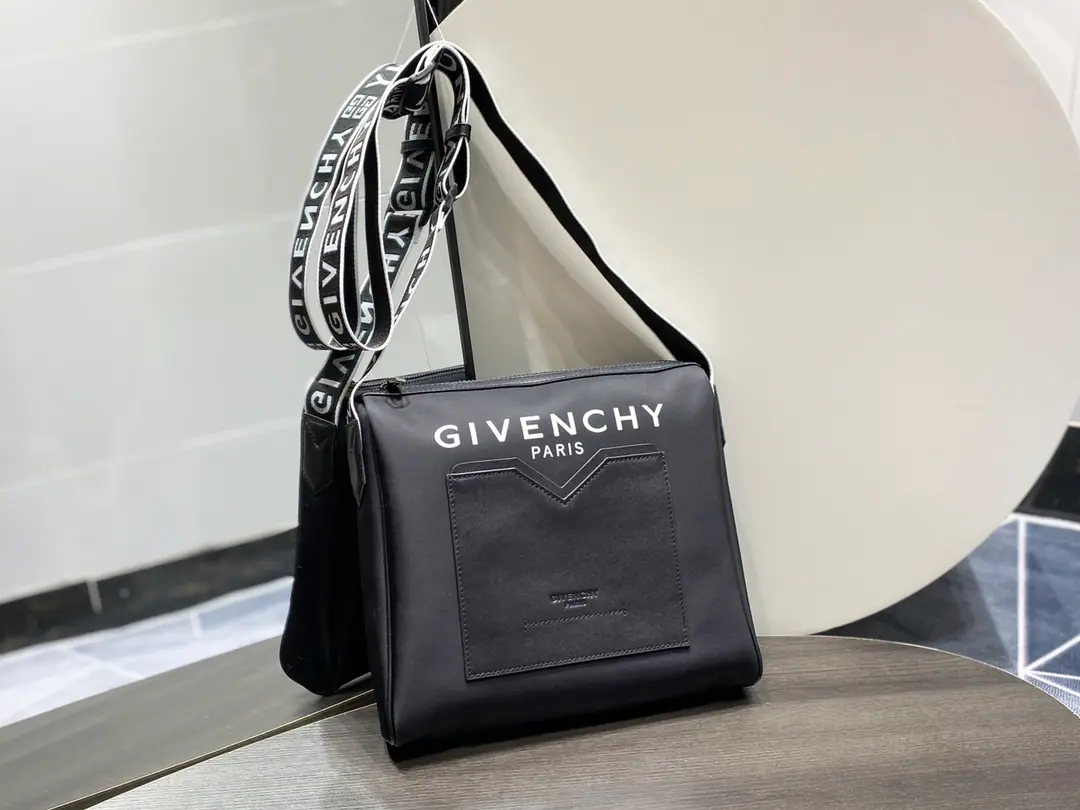 Batch. 🏋️🏻GIVENC*Y Ki-ho.*♪ The slashing bag ♪ Synchronise update of cabinet, The nylon fabric is made with a cow skin., The reticence is good., - We're going to pull the chain.. You have a flat pocket on your head and back., Easy to place small items. size:29x25x5cm