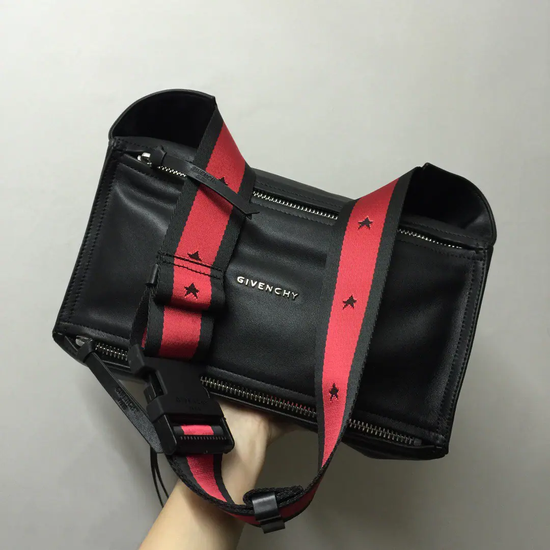 Batch. GIVENCHY The Chifanzi male slashed his chest./Single shoulder bag.（size: 30x15x12cm）I'm tired of my shoulder bag.？Then try it., Quietly., It's a big, big capacity.. Customized cattle skin, Soft and cozy., Inside is the liner.. Shoulder length is the most adaptable92cm.