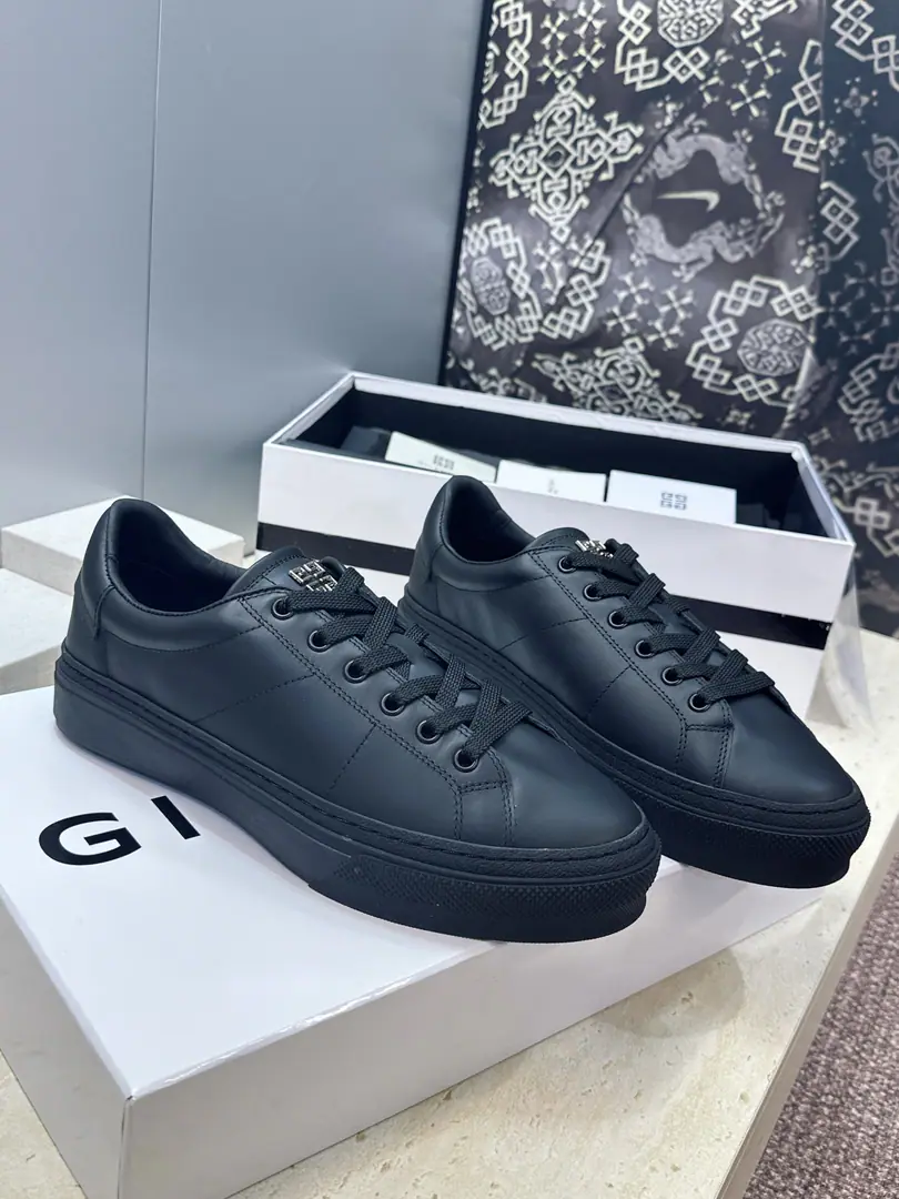 Plant prices: Female size Men+20 Top GIVENCHY 2026Spring and summer's classic couple money with four seasons of leisure shoes. The Kifansi alphabet.logoThe hardware is tied to the bottom of the round and the colored sports skateboards. Material:I'll import a cow's skin on my shoe.+In the skin of the watered cow.+Original OpenTpuOtsumi! Size: Female size35-41(40.41Custom without re-offer) Men38-46(38.45.46Customize or not change）
