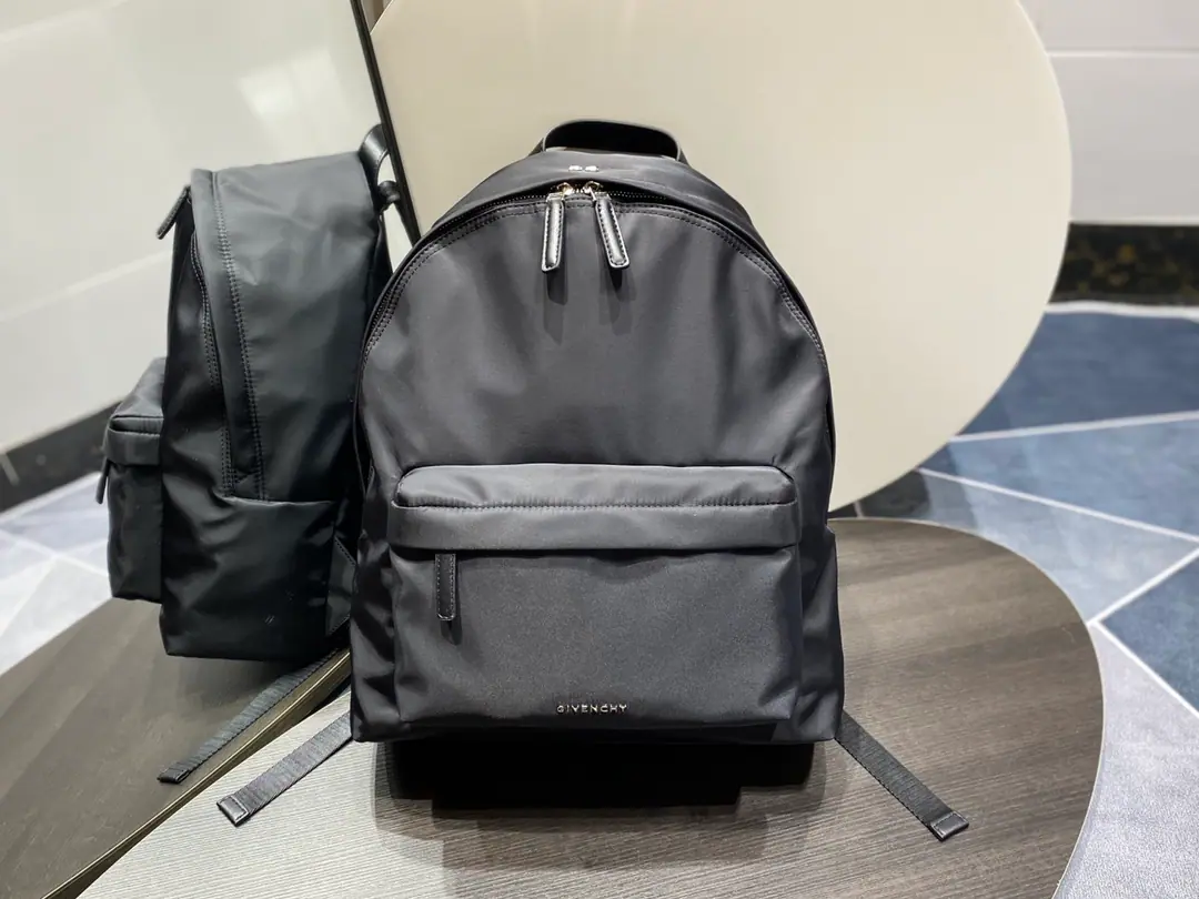 Batch Top First Class France🇫🇷GIVENC*Y Ki-ho.*Heath. Double shoulder backpack. Synchronise update of cabinet, Men and women with a gender-neutral temperament, The nylon fabric is made with a cow skin., The reticence is good., Different from the market., The hardware is not marketed in gold., A comparison of the silver in the cabinet.. Dimensions: 35x9x45cm