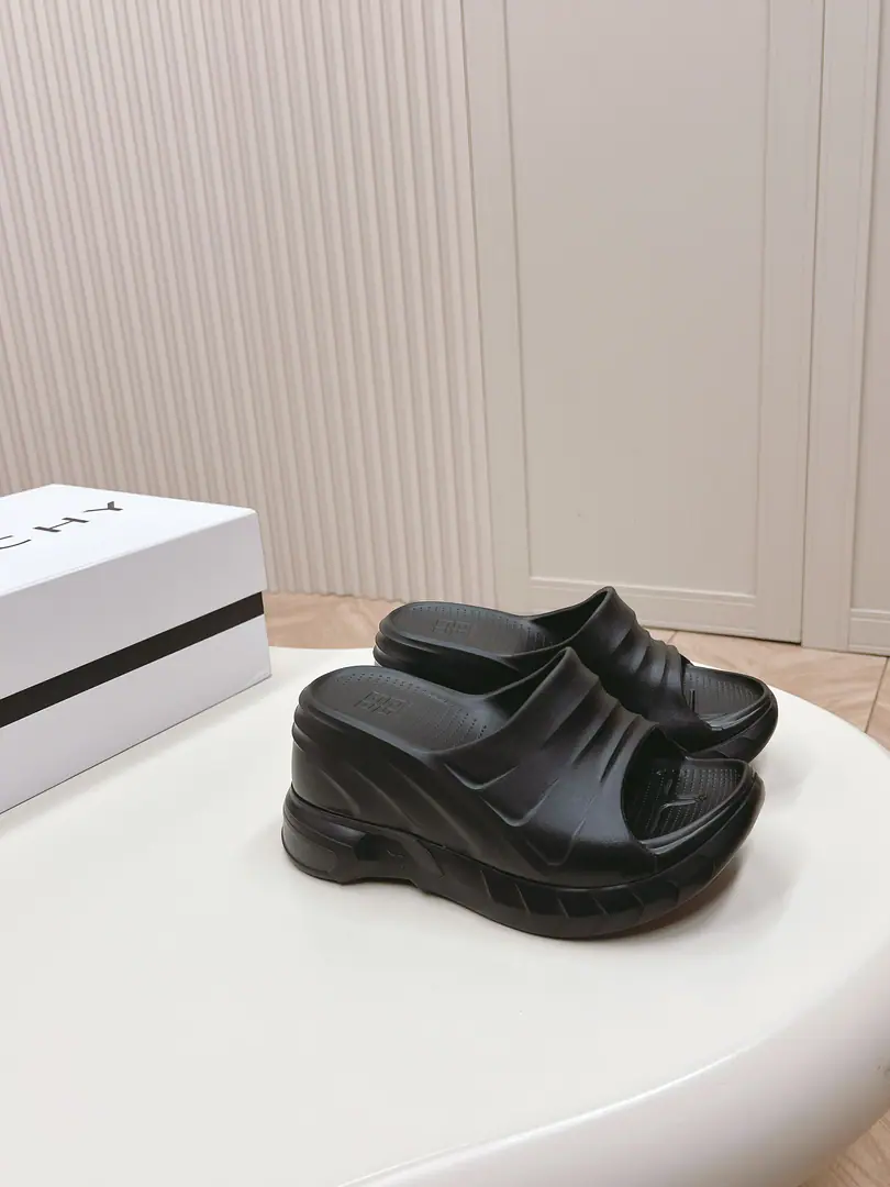 Kifanshi.GIVENCHYCotton candy and slippers out. Fire-Blowing Global insA pair of hands. These.marshmallowShoes., Design is a huge wave.！- The long legs line.！The slopes and the designs are steady. And comfort. It's a pleasure to meet every occasion and wear..He's tall.10cm Pull up and set up.😂, TPUEnvironmentally friendly rubber material 35-40Code