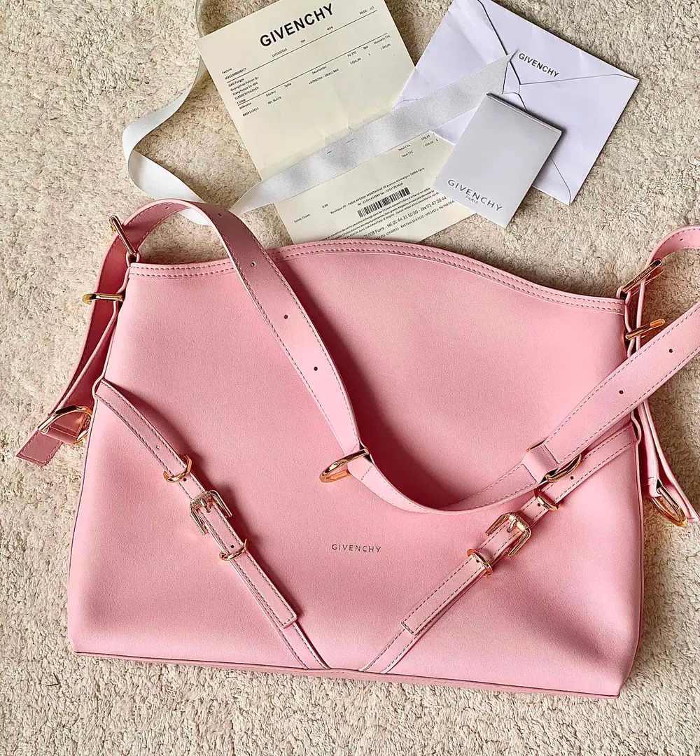 Batch Top First ListGivenchy VoyouPut the armpit in your bag. Newly introduced latest handbagVOYOU, You're the only one who can do it.🤔Soften leather, Packet Simple, It's light and heavy. Shoulder belts can be adjusted at will. With cool, bike wind., It's a blast. It's a good-looking one. A proper dimpled Godpiece.+It's extremely functional.‼️ Medium Size: Long40xHigh27xKuan6.5cm Search the number.: 19927