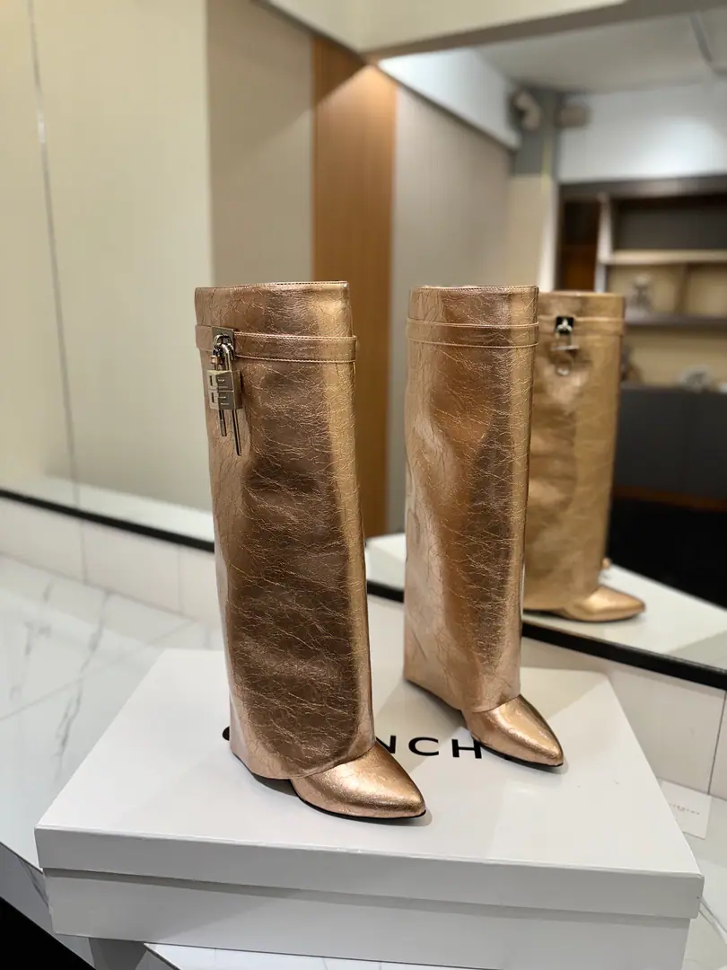 Counter-grade custom version GIVENCHY2026/𝐒𝐒 𝐧𝐞𝐰 New high heel of wrinkled boots., Marketed maximum version Kifanshi. Lock button Wrinkles. The whole fashion circle.‼️ Original development shoe super-generate ‼️Highest Return Shoes ‼️ It's very packaged. Thin. Advanced Super cozy. ‼️ Shoe.: Powder skin. Uchi.: Cowskin. Customize private template logoLogoLock button The buttons are pure silver., Pure gold., The gold and silver mix., Just put the notes on the list. Heel.: Private Templates He's tall.8.5cm Otsumi!: That's a big import. Codes: 35-40【34.40/41:42/Custom without re-offer】