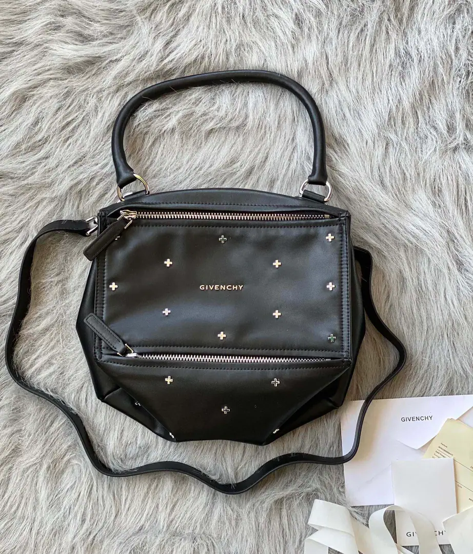 Batch. 🇫🇷GPandora., It's like a magic box.！A bag can fill up a lot of things.！There's a lot of layers.🤟It's a big one.🥰 Medium Size: 27*15*17 Search the number.9919