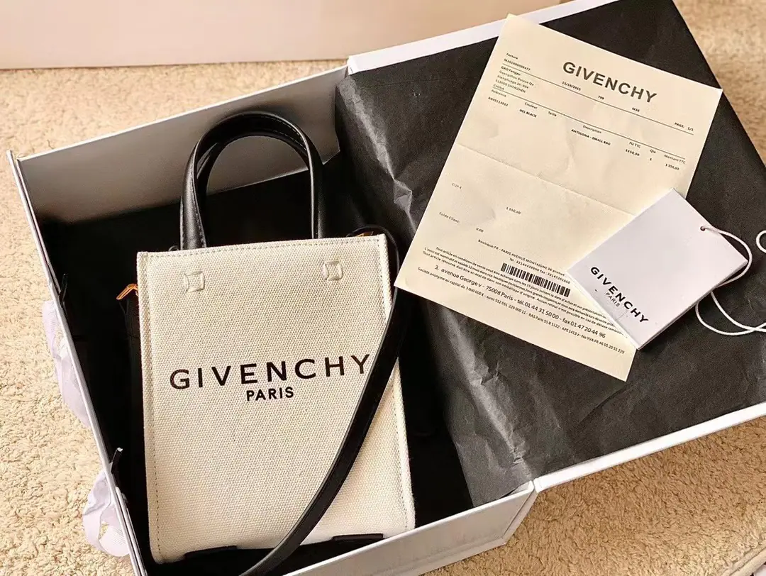 Batch Latesttote bag All steel hardware. I'm wearing a tarpaulin. It's practical and practical. Overcapacity And a package design that's a little generous. It looks like a little bit of a fashion-free thing.～ Search the number.299019 size: 17*15*5
