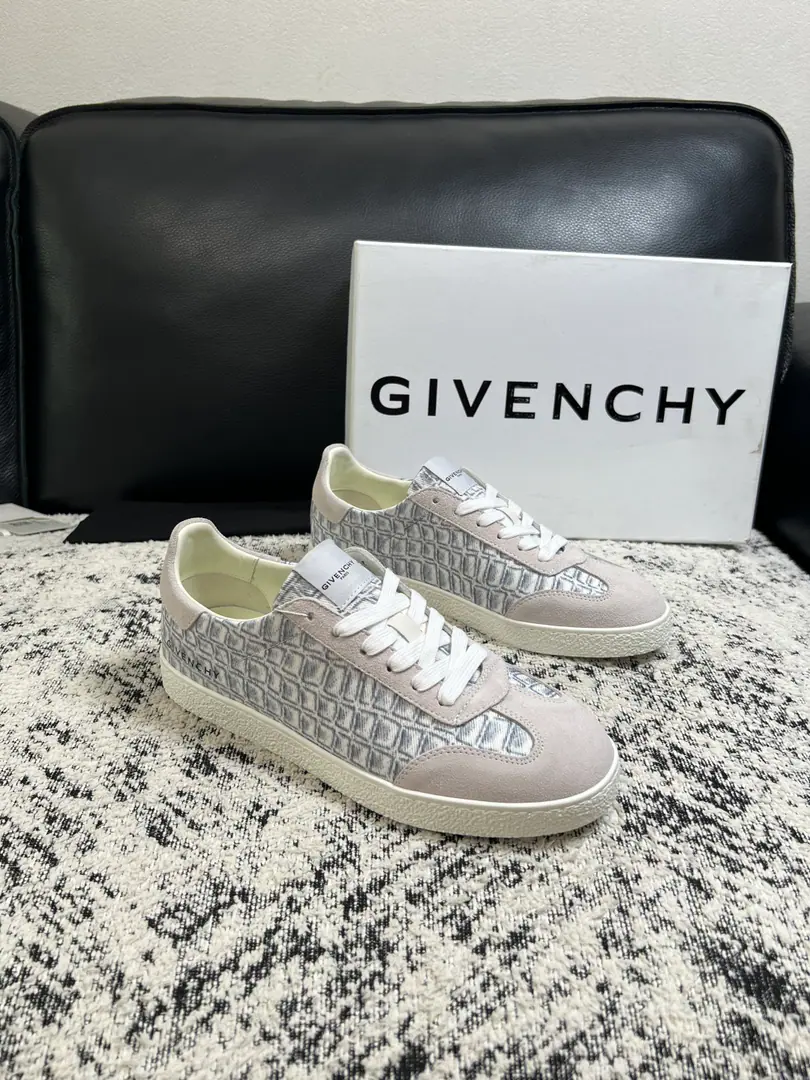 Givenchy High Quality Top-level craft Kifanshi. Synchronize original plant configuration, Italian imports of cattle and flour., A private model of the whole shoe parts., Soft and cozy web-painted mats., Shoes under the sole.: The original factory is super comfortable with the original., The original factory and the single., Codes 39-44 (Make a reservation. 38 45 )