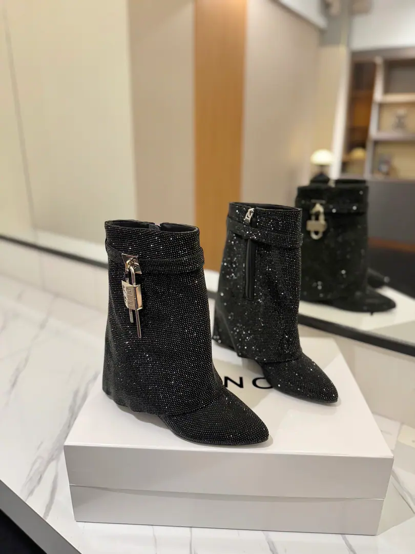 Counter-grade custom version GIVENCHY2026/𝐒𝐒 𝐧𝐞𝐰 The new Au Xiao is a high and short boot., Marketed maximum version Kifanshi. Lock button More than 30,000 diamonds. The whole fashion circle.‼️ Original development shoe super-generate ‼️Highest Return Shoes ‼️ It's very packaged. Thin. Advanced Super cozy. ‼️ Shoe.: Import over-floating（💯The cold and the damp can't get rid of the drill.👍） Uchi.: Cowskin. Customize private template logoLogoLock button The buttons are pure silver., Pure gold., The gold and silver mix., Just put the notes on the list. Heel.: Private Templates He's tall.8.5cm Otsumi!: That's a big import. Codes: 35-39【34.40/41:42/Custom without re-offer】