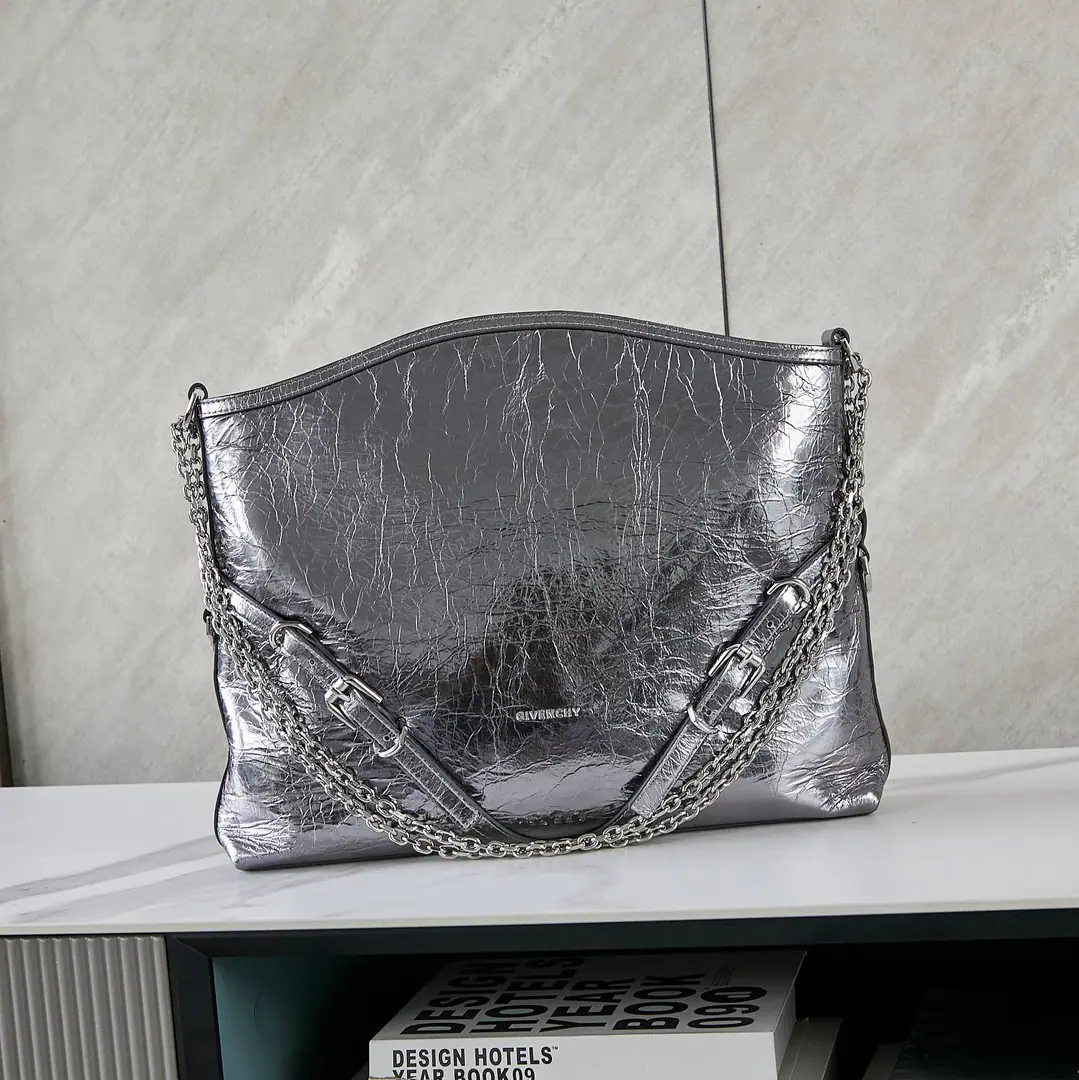 Batch. The Gifnan family. Givenc*y VoyouPut the armpit in your bag. Newly introduced latest handbagVOYOU, You're the only one who can do it.🤔Soften leather, Packet Simple, It's light and heavy. Shoulder belts can be adjusted at will. With cool, bike wind., It's a blast. It's a good-looking one. A proper dimpled Godpiece.+It's extremely functional.‼️ Medium Size: Long40xHigh27xKuan6.5cm Search the number.: 19927