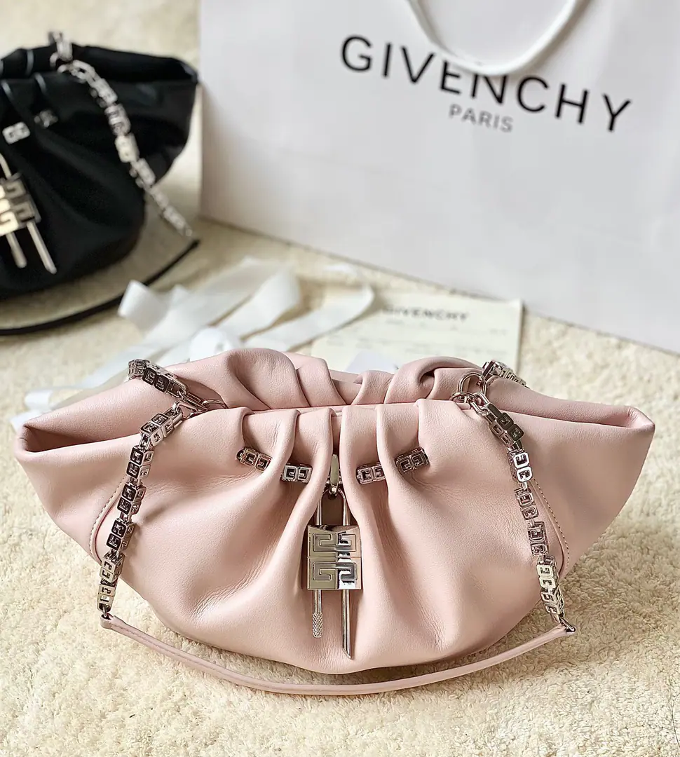 Batch The top Van Hee new.KennyBag💌 The first time I saw this chain, I loved it at first sight. This bag is...GivenchyIt's for the best. KendallJennerLet's go.MetGalaDesigned, So we're calledKenny Bag. It's a little bit like a cloud bag., Added.GivenchyThe sign.GChains andLogoLock button, Gossip Girl.. In the skin of a sheep., My hands are soft and my life is so cool and full of it.!!I'm sure it is.Smallsize But the capacity is absolutely white. Magnetic button opening, It's tight., Don't worry about safety. Dimensions:Long32xHigh22xKuan17CM